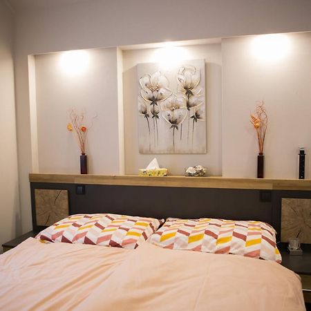 Kikelet Apartman Apartment Сомбатели Екстериор снимка