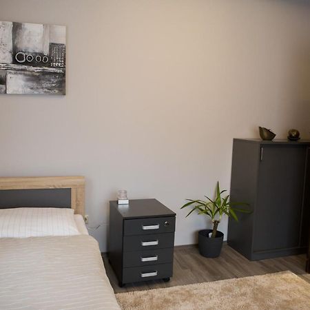 Kikelet Apartman Apartment Сомбатели Екстериор снимка