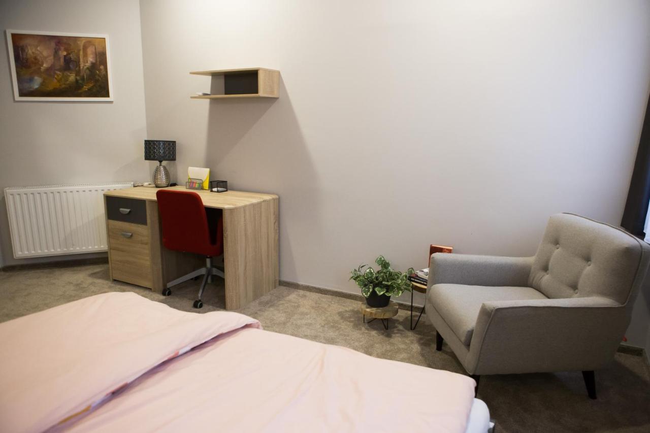 Kikelet Apartman Apartment Сомбатели Екстериор снимка