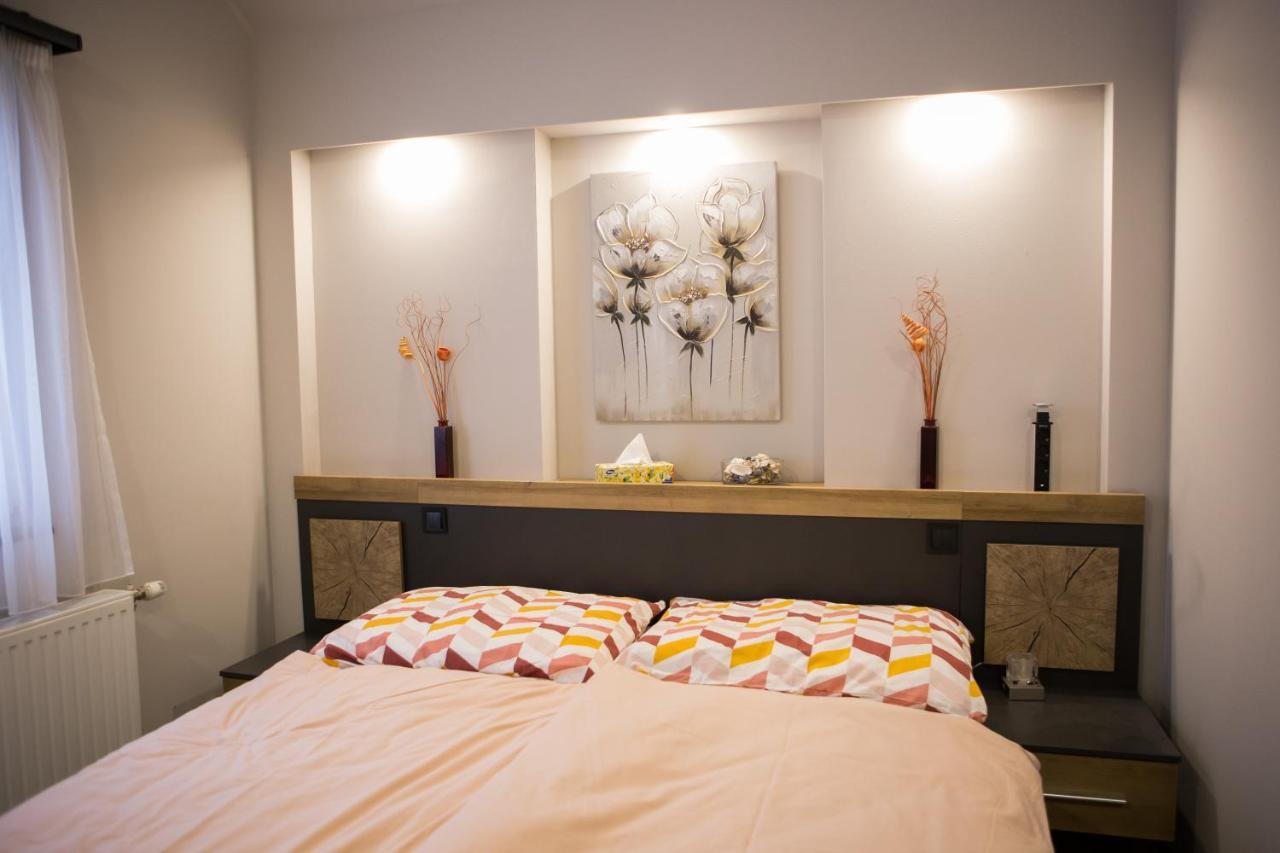 Kikelet Apartman Apartment Сомбатели Екстериор снимка