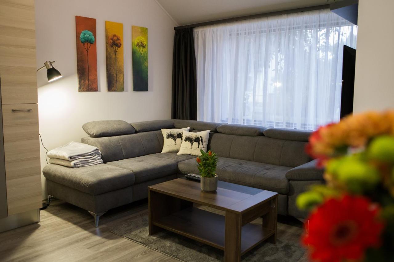 Kikelet Apartman Apartment Сомбатели Екстериор снимка