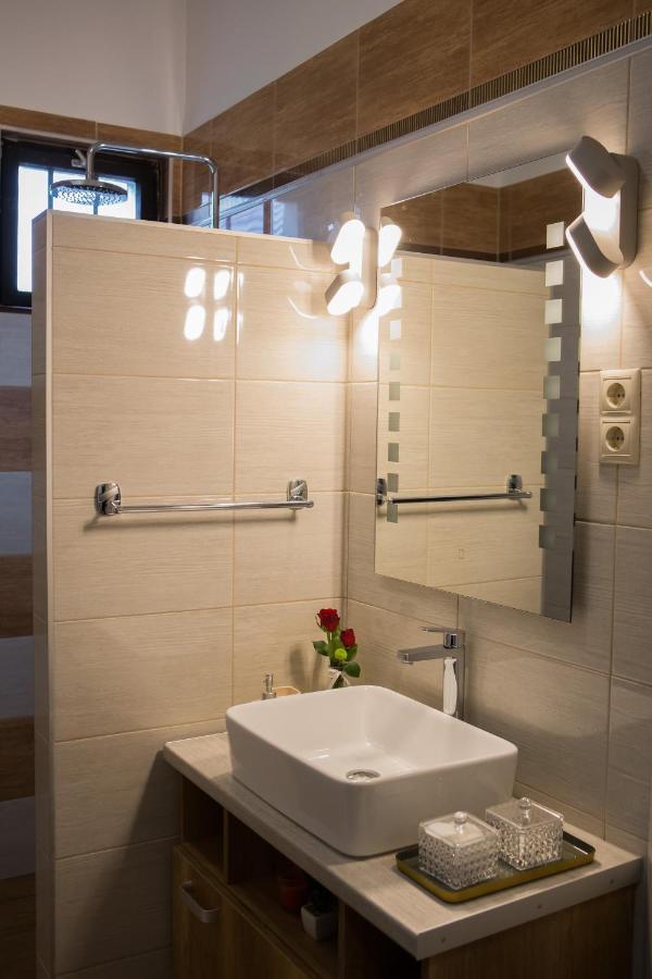 Kikelet Apartman Apartment Сомбатели Екстериор снимка