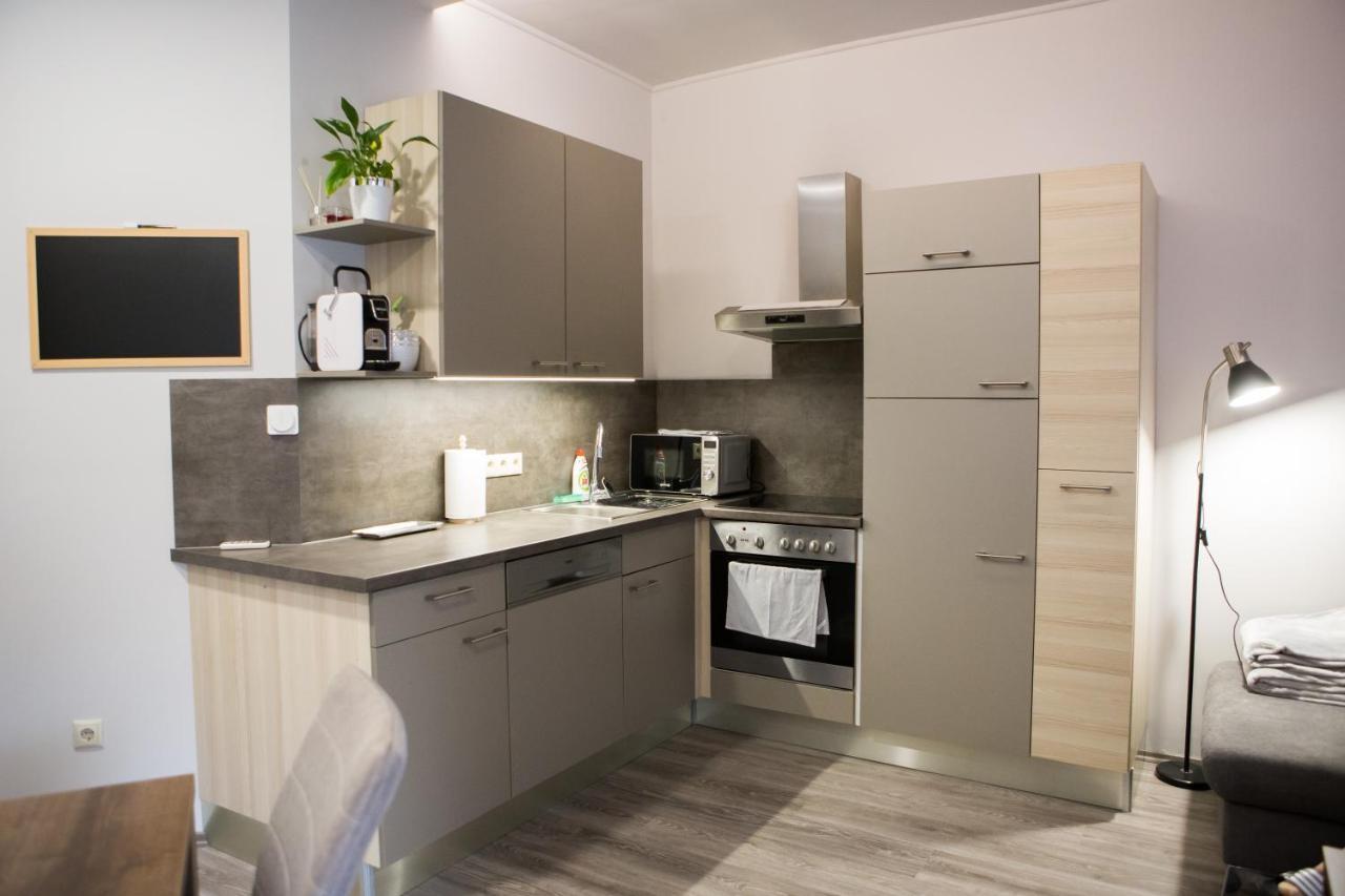 Kikelet Apartman Apartment Сомбатели Екстериор снимка