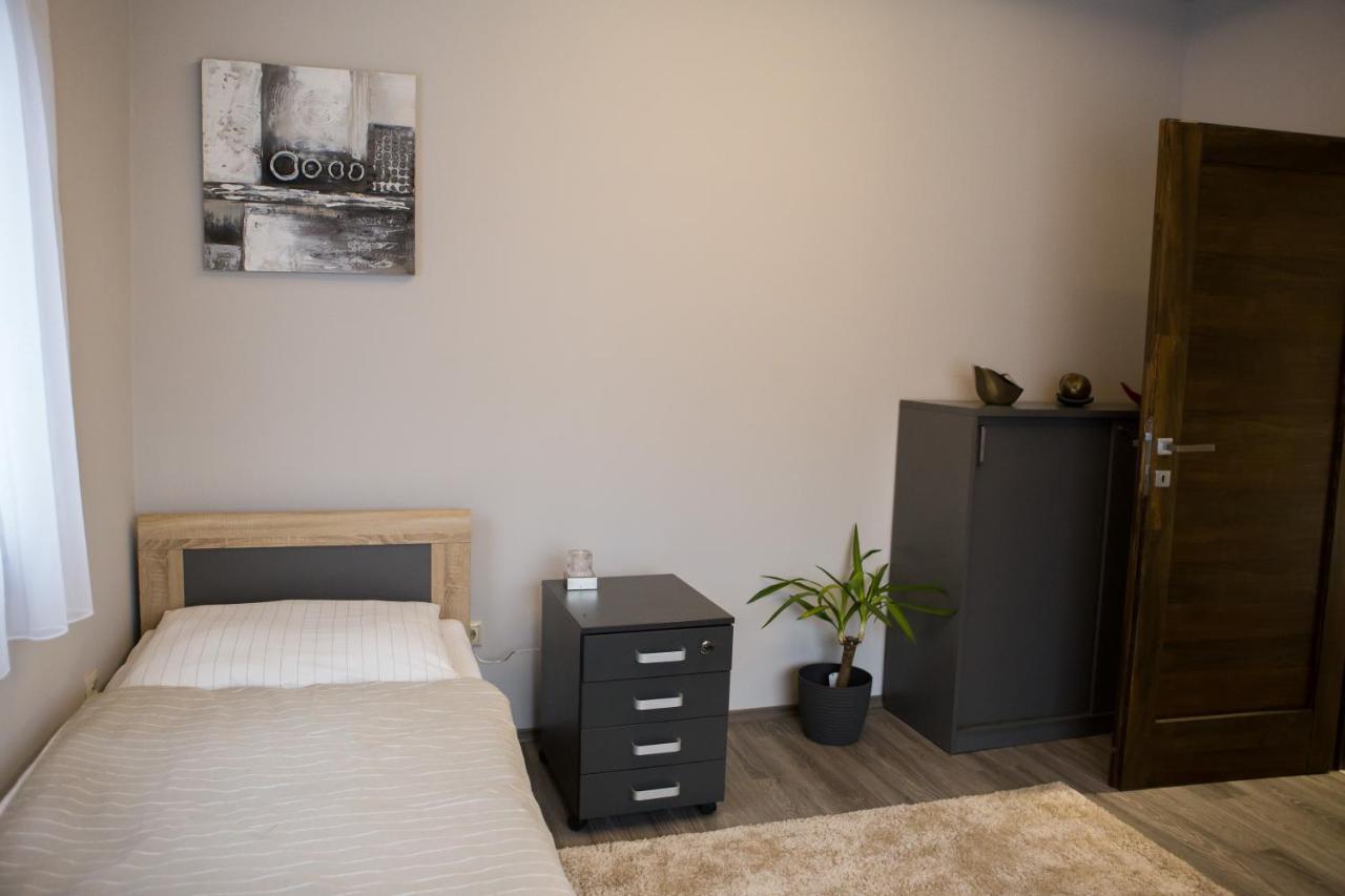 Kikelet Apartman Apartment Сомбатели Екстериор снимка